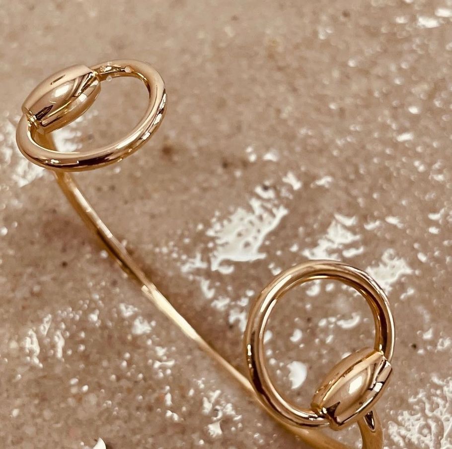 Bracelet manchette avec deux mors, en or 750 millièmes.