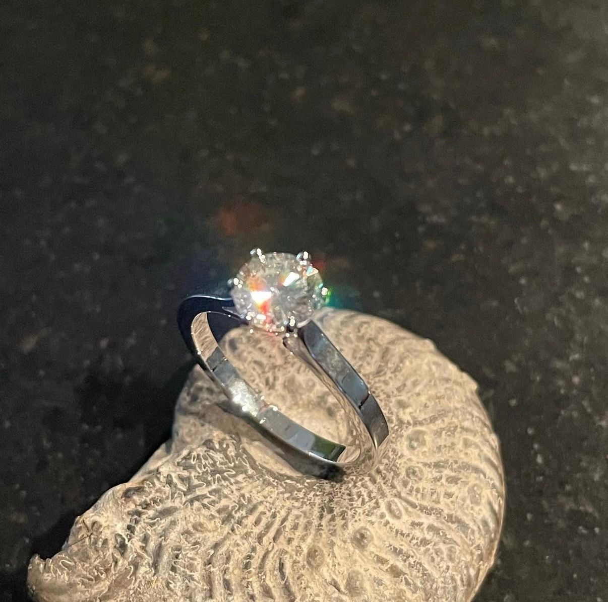 Bague solitaire en or blanc palladié avec un diamant d'1 carat.