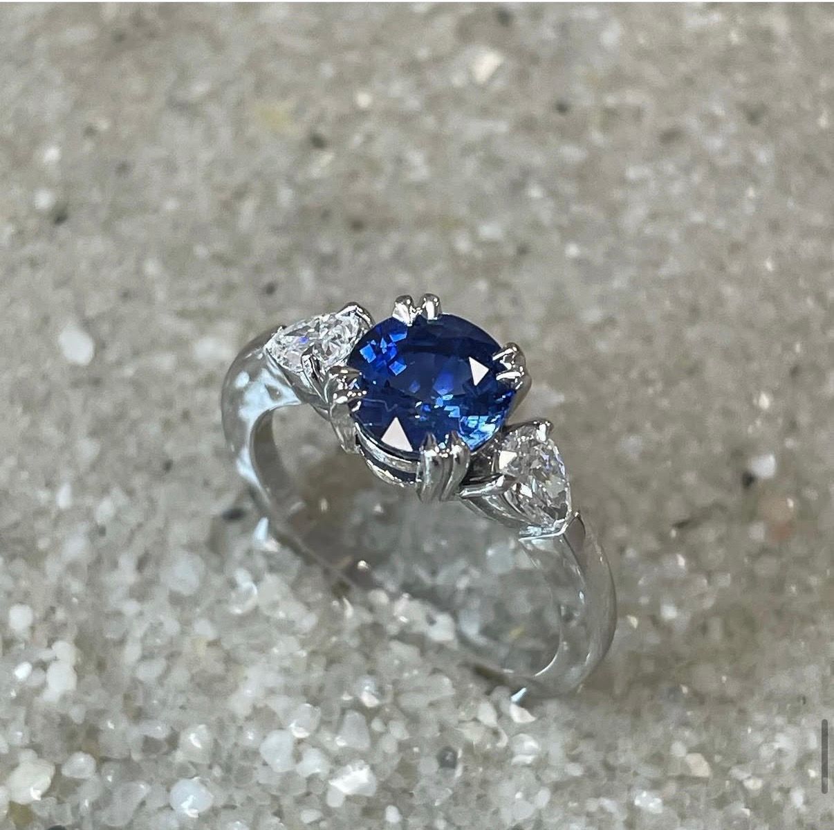 Bague en or blanc palladié avec diamants taille poire et saphir de Ceylan.