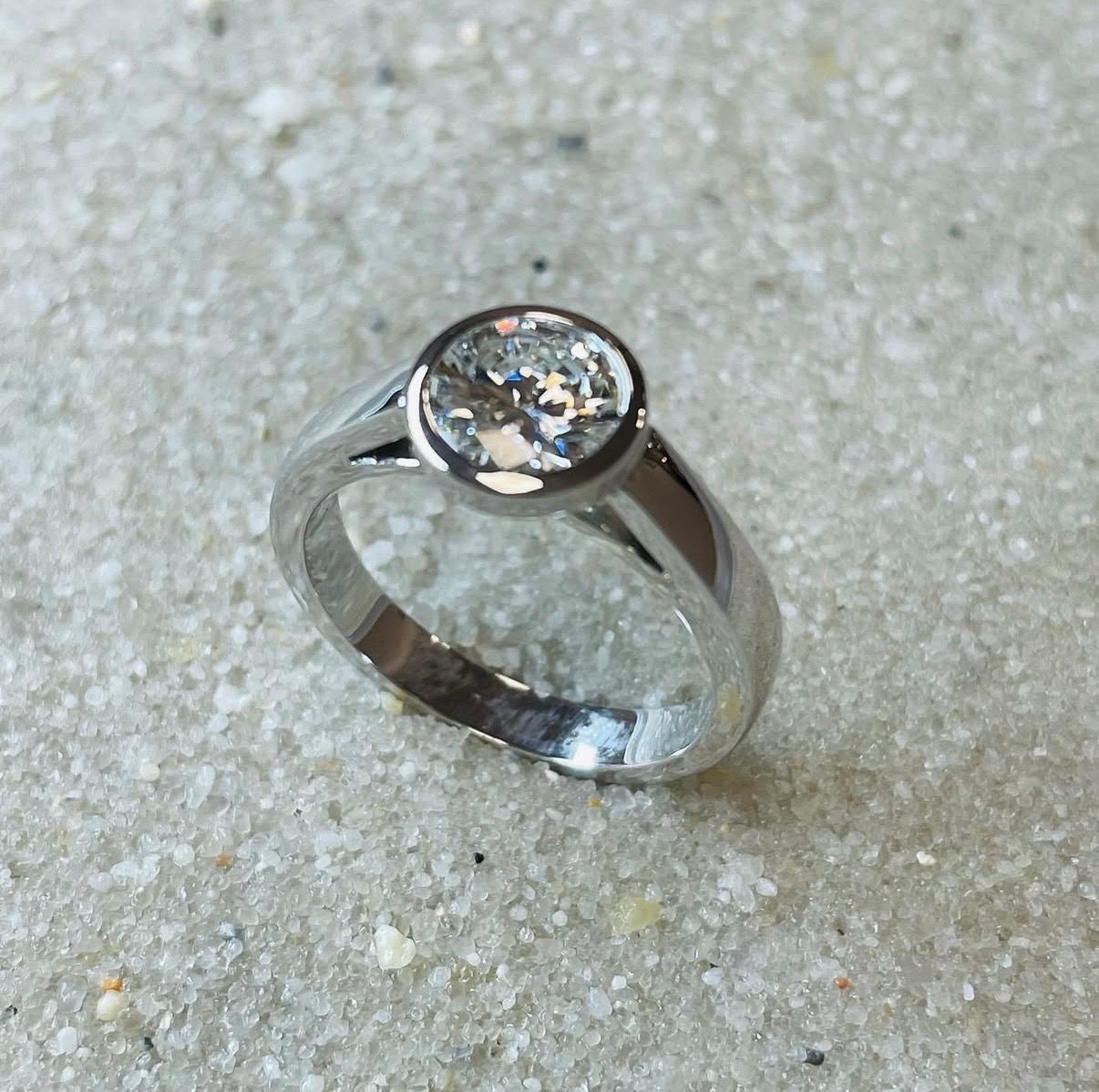 Bague solitaire en or blanc palladié avec un diamant rond de 1,17 carat.