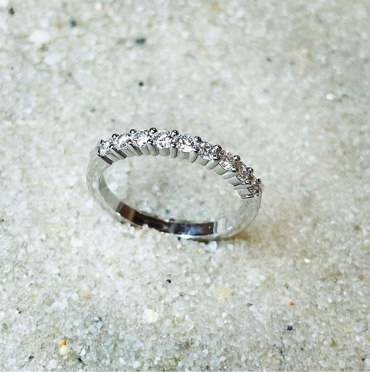 Demi-alliance en or blanc palladié, sertie de diamants 0,45 carat.