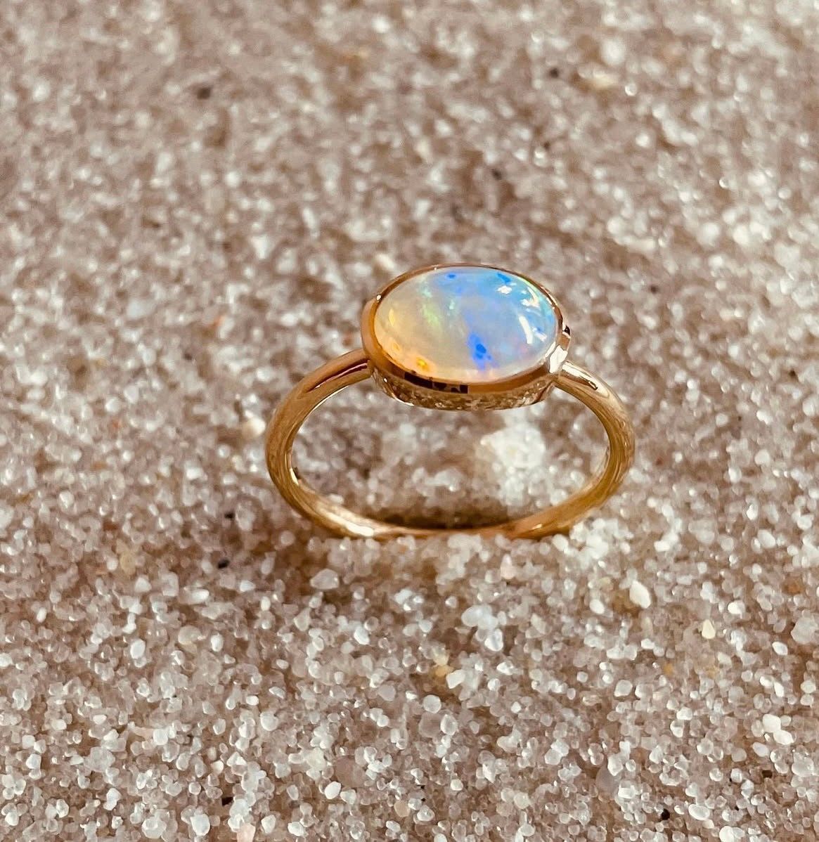 Bague en or rose avec une opale d'Éthiopie.