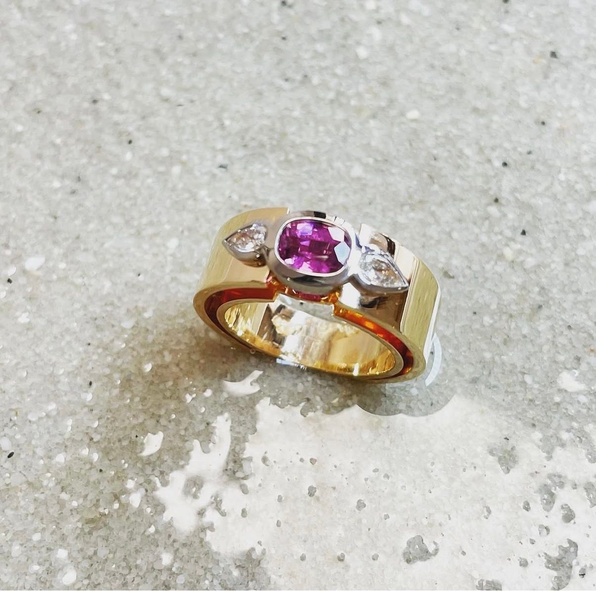Bague ruban double anneau, en or rose et blanc, avec un saphir rose et des diamants taille poire.