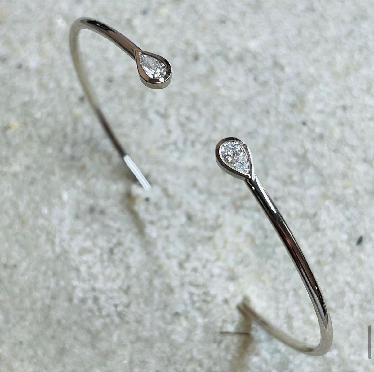 Bracelet manchette en or blanc palladié et deux diamants taille poire.