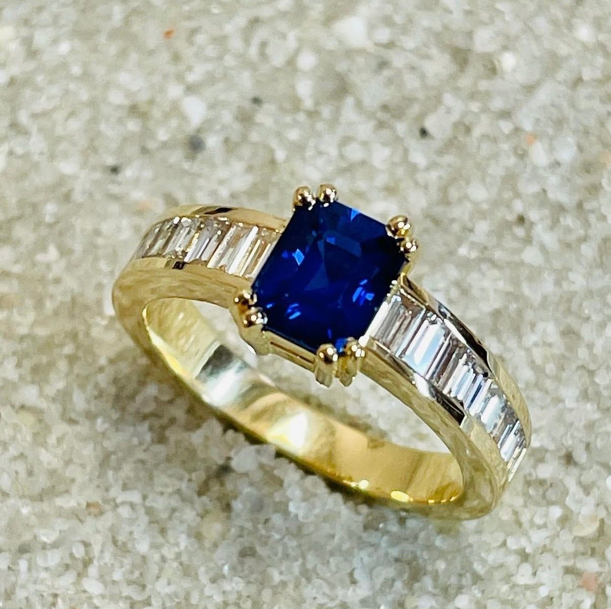 Bague avec saphir Royal Blue et chutes de diamants baguettes.