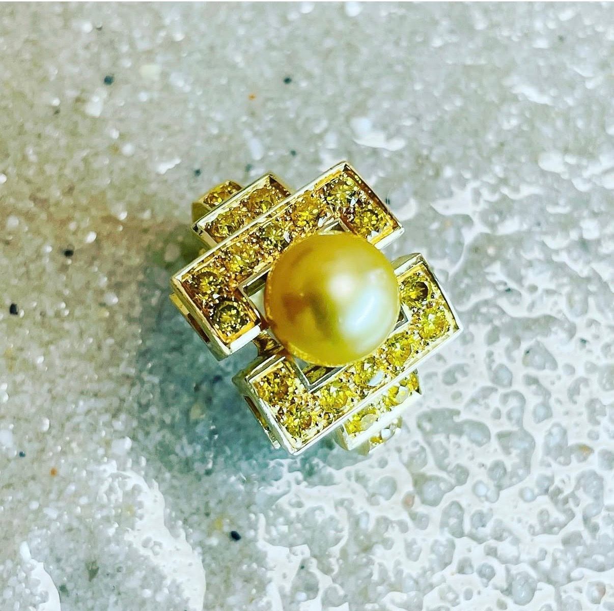 Bague style art déco avec une perle dorée et des diamants format jonquille.