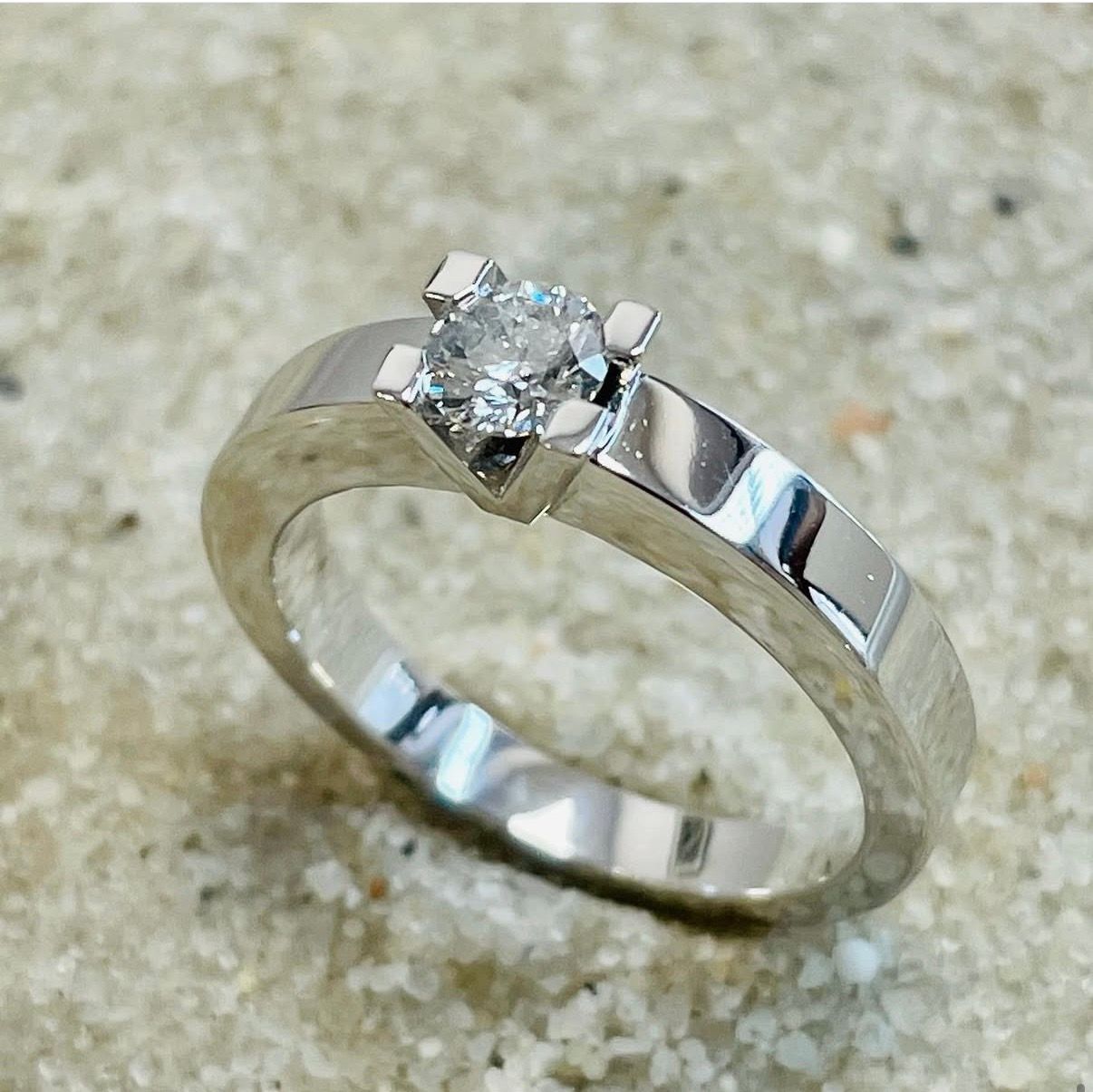 Bague solitaire moderne en or blanc palladié et diamant de 0,40 carat.