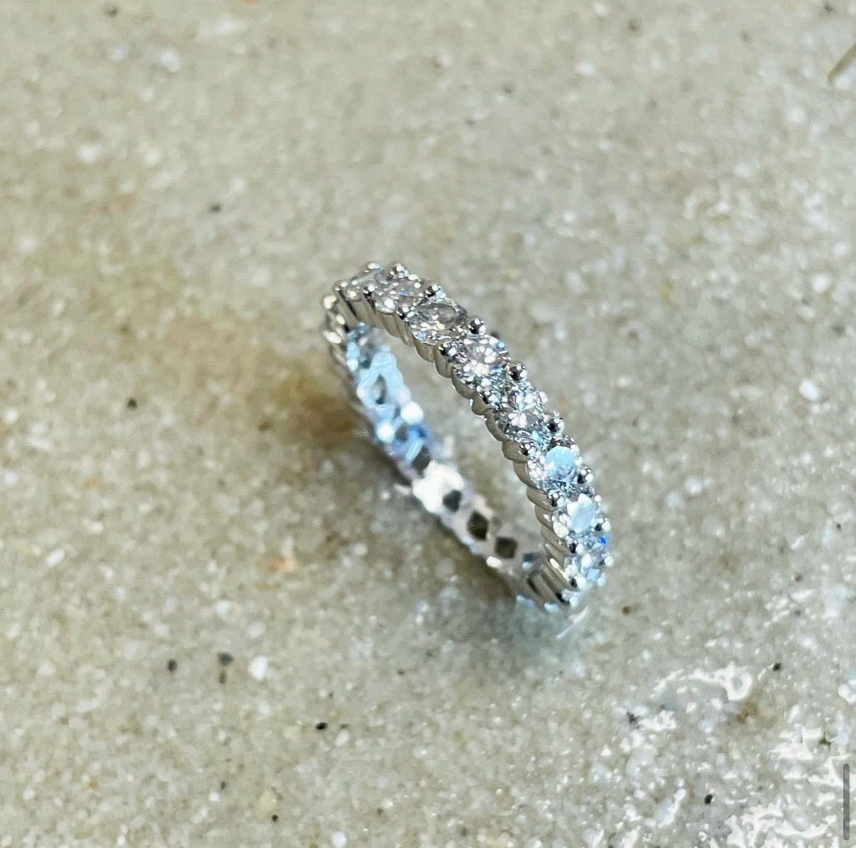 Alliance tour complet en or blanc palladié et diamants 3,25 carats.