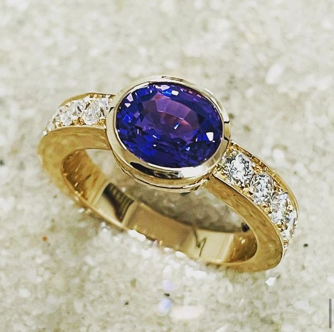 Bague en or ornée d'un saphir violet naturel et de diamants.