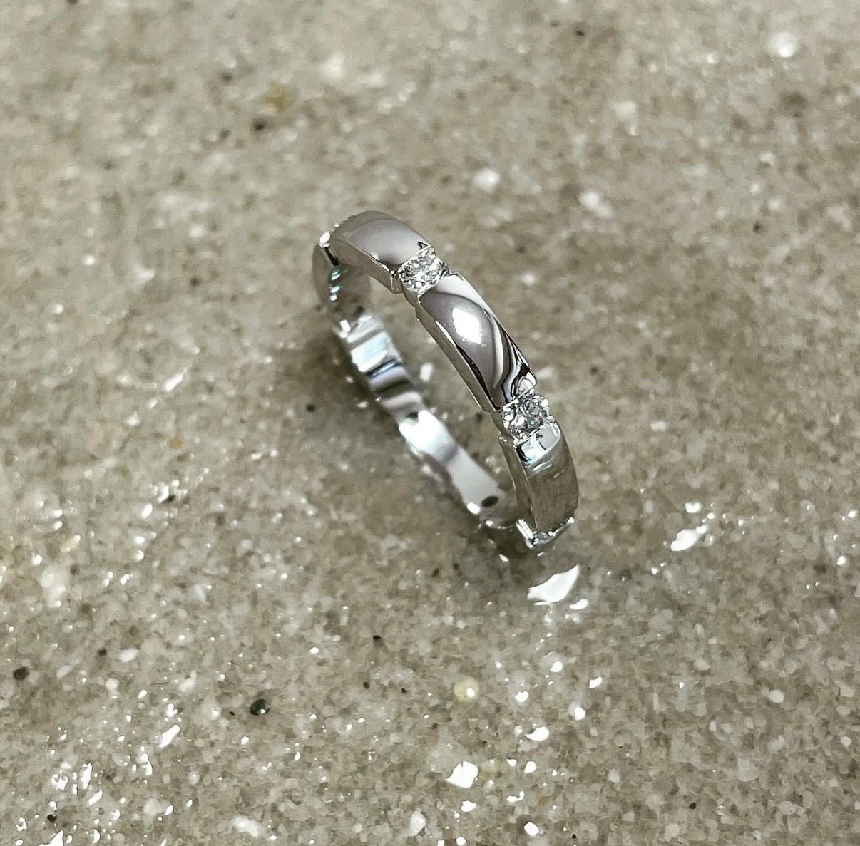 Alliance en or blanc et diamants.