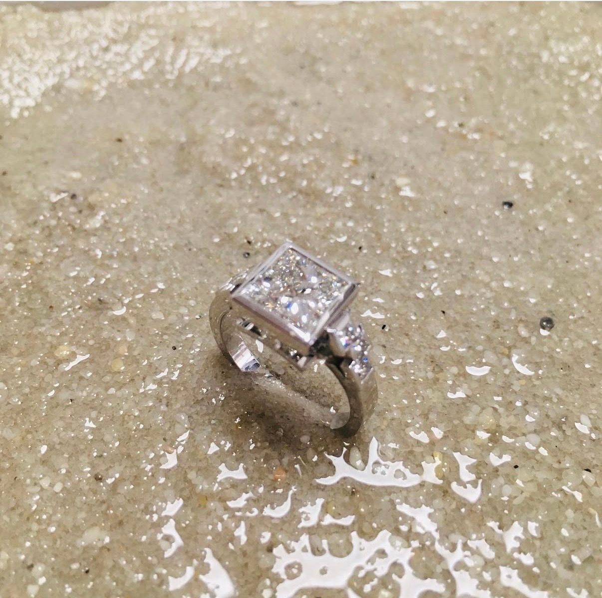 Bague en or blanc avec diamant princesse.
