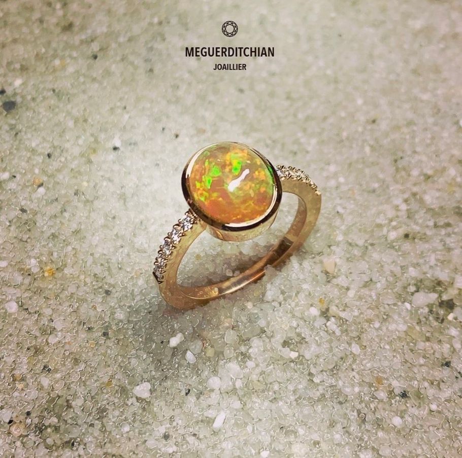 Bague en or ornée d'une opale de feu.