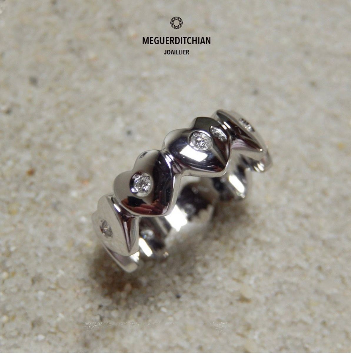 Bague couronne en or blanc en forme de cœur, incrustée de diamants.
