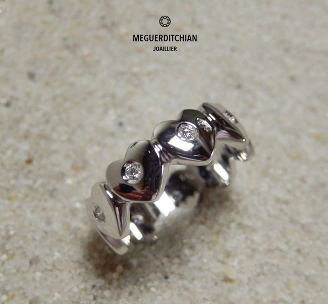 Bague couronne en or blanc en forme de cœur, incrustée de diamants.
