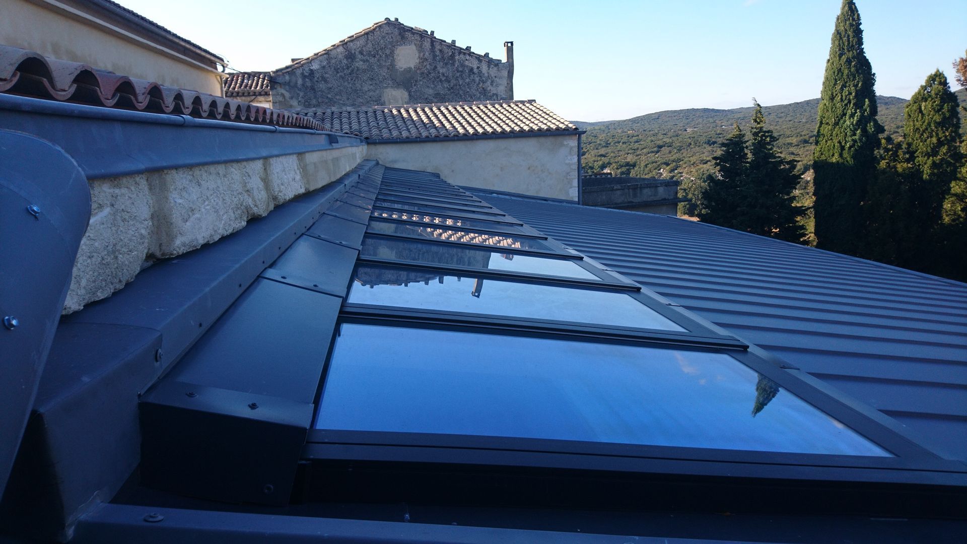 Fenêtres de toit sur un toit en zinc