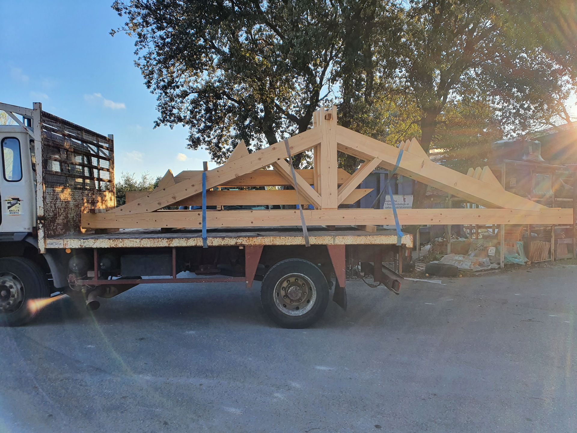 Transport de parties de charpente sur un véhicule