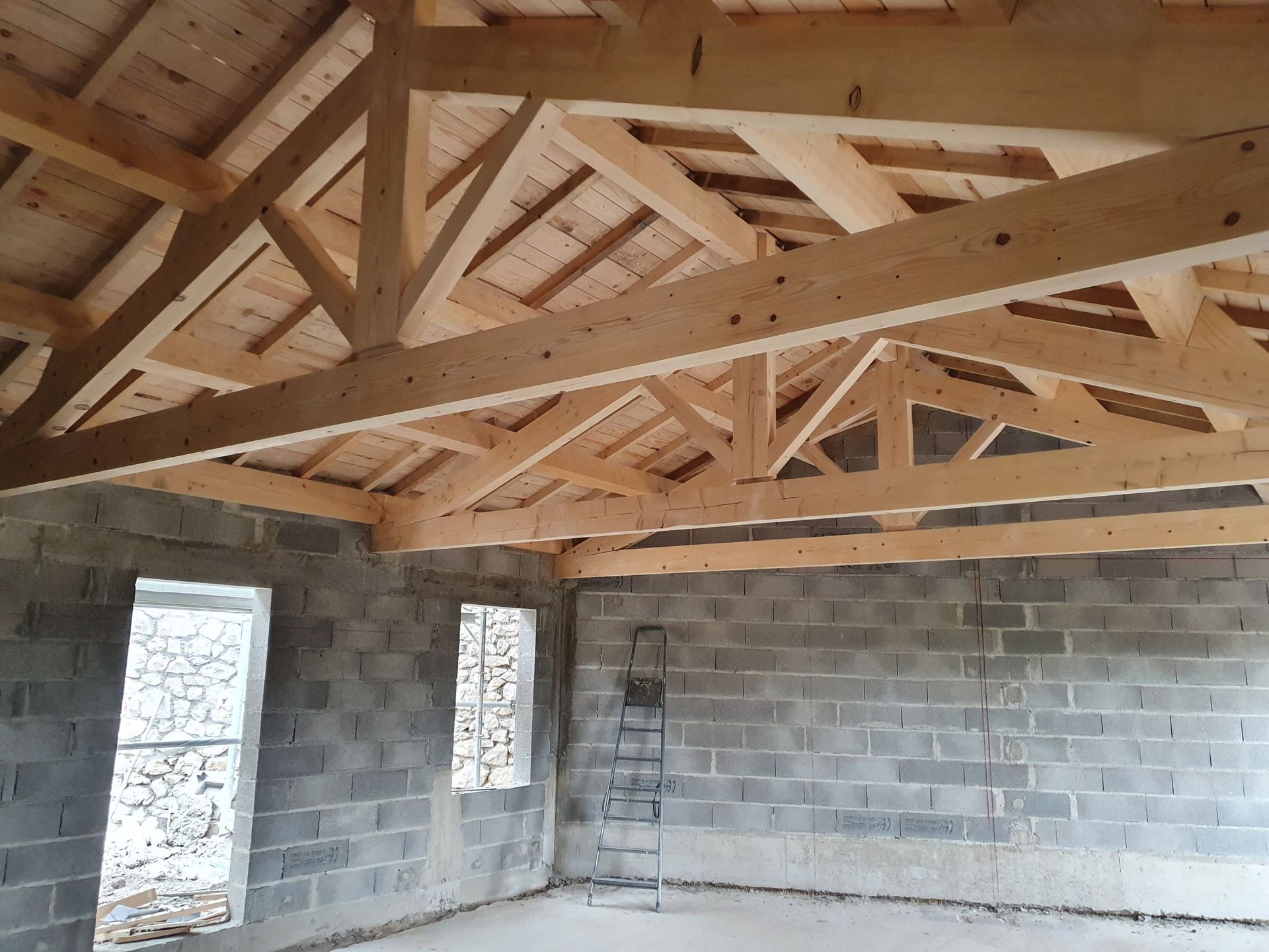 Construction d'une maison, mur et toit posé