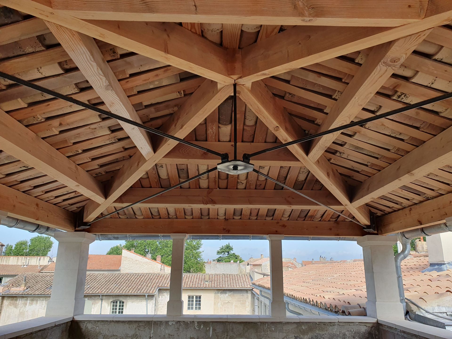 Avant toit carré - vue de la charpente en dessous