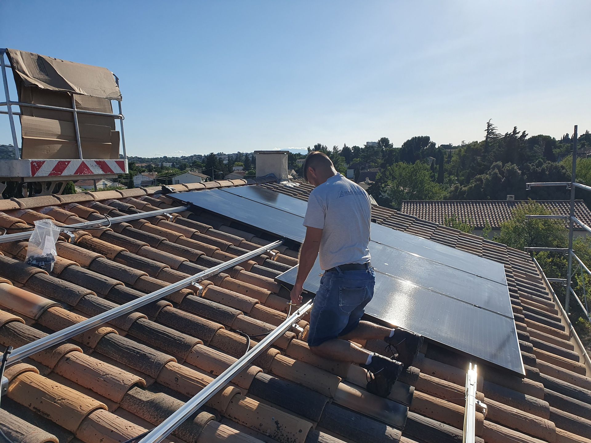 Artisan qui installe des panneaux solaires