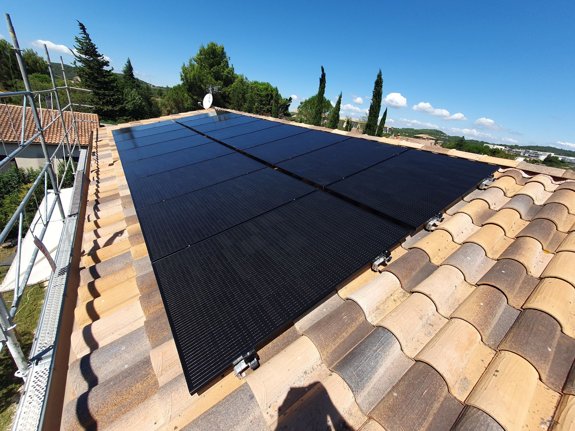 Panneaux solaires sur un toit et barrières de protection présentes