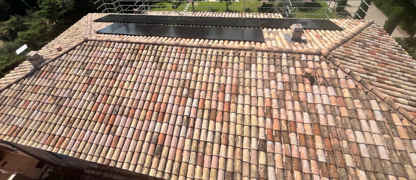 Grand toit en tuile avec 2 rangées de panneaux solaires