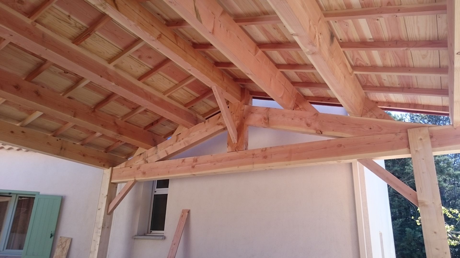 Maison en cours de construction, charpente finie