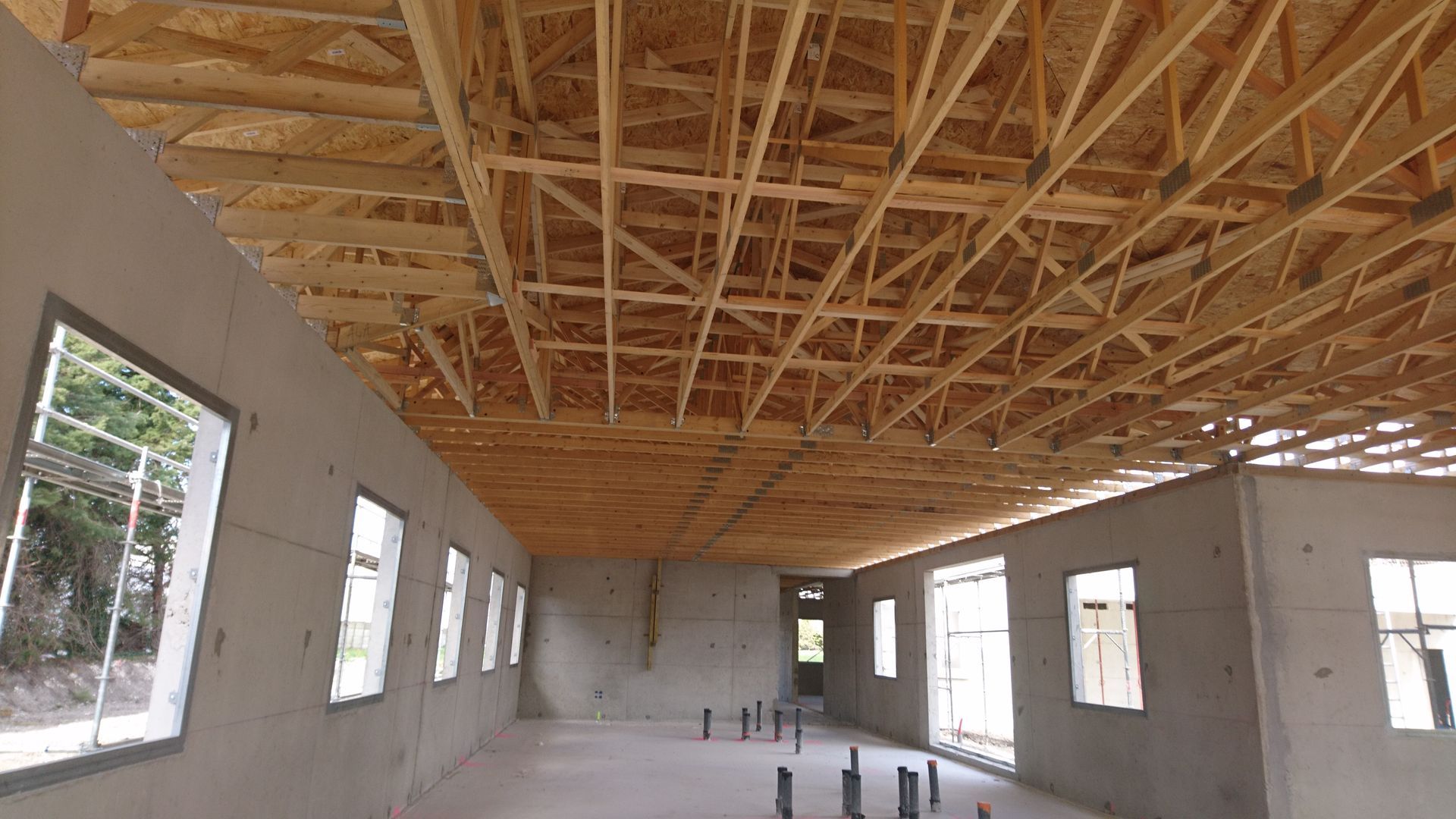 Intérieur d'un bâtiment en cours de construction - vue sur l'intérieur de la charpente