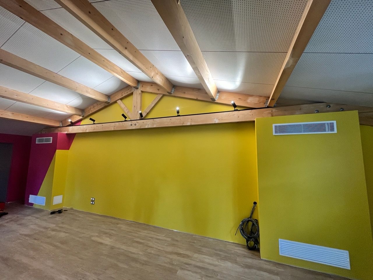 Pièce jaune et rose avec les poutres apparentes