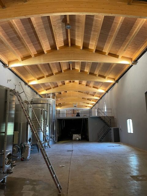 Intérieur d'un bâtiment industriel avec vue sur la charpente en bois