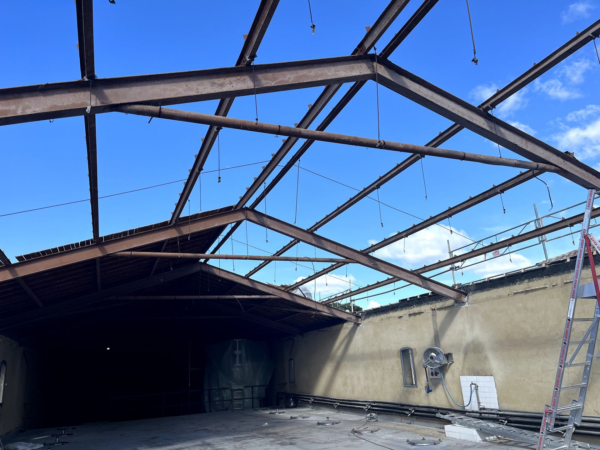 Charpente métallique en cours de construction