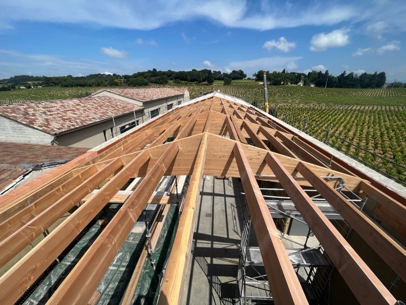 Charpente en bois vue de haut, poutres et chevrons