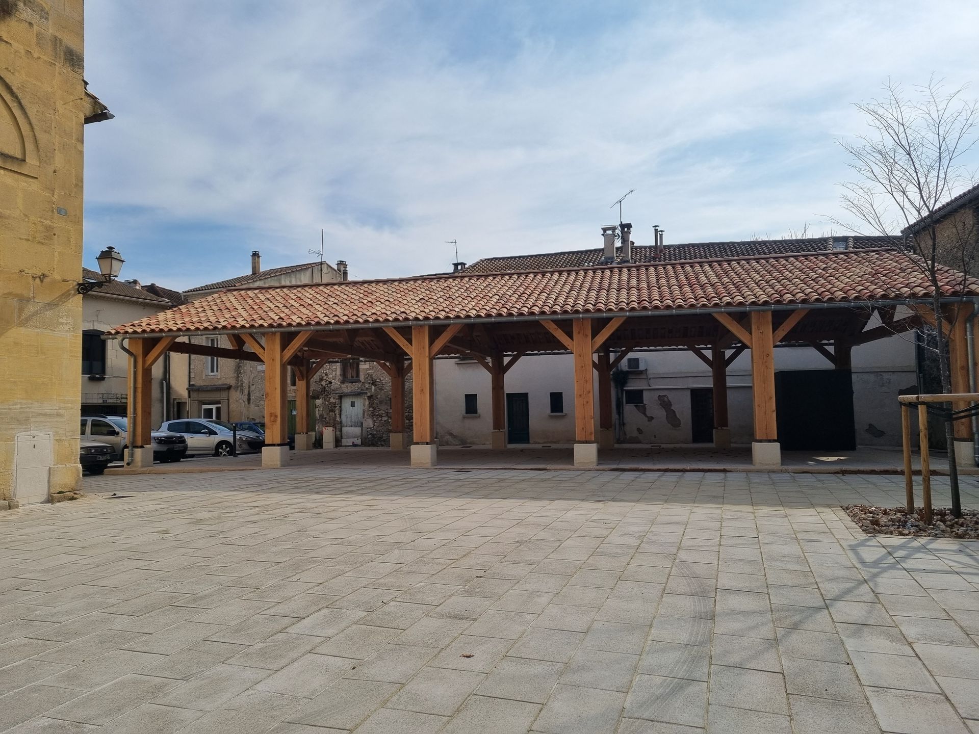 Construction d'un préau sur une place d'église