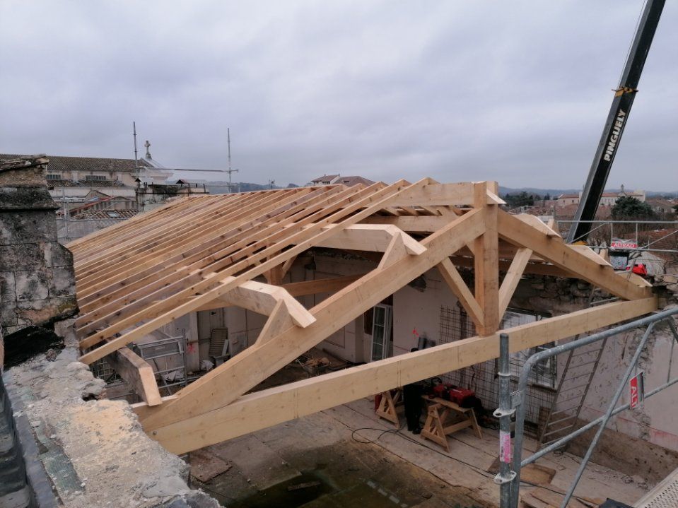 Pose d'une nouvelle charpente sur un ancien bâtiment