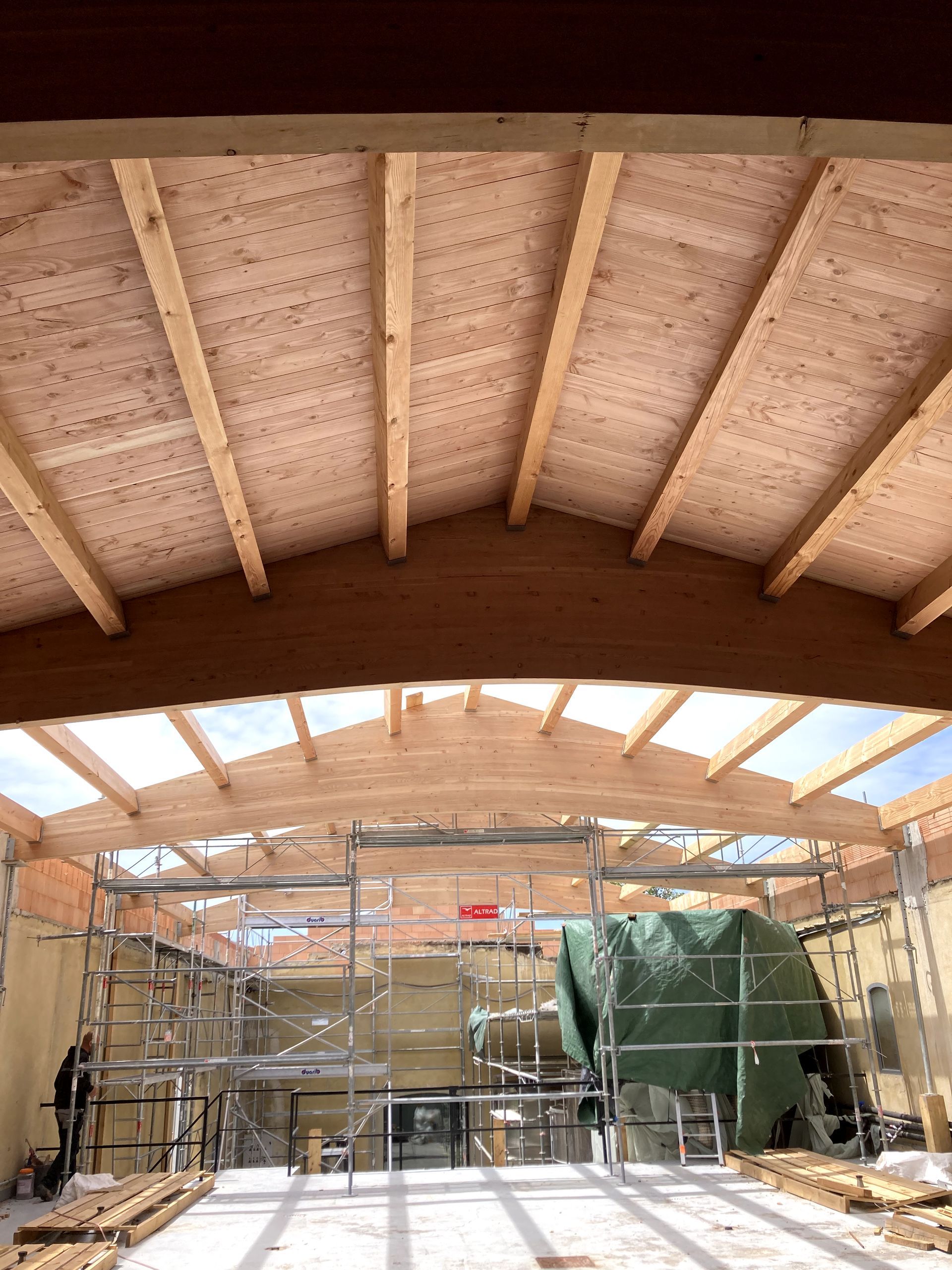 Pose de charpente en bois - poutres et chevrons posés, pose des planches