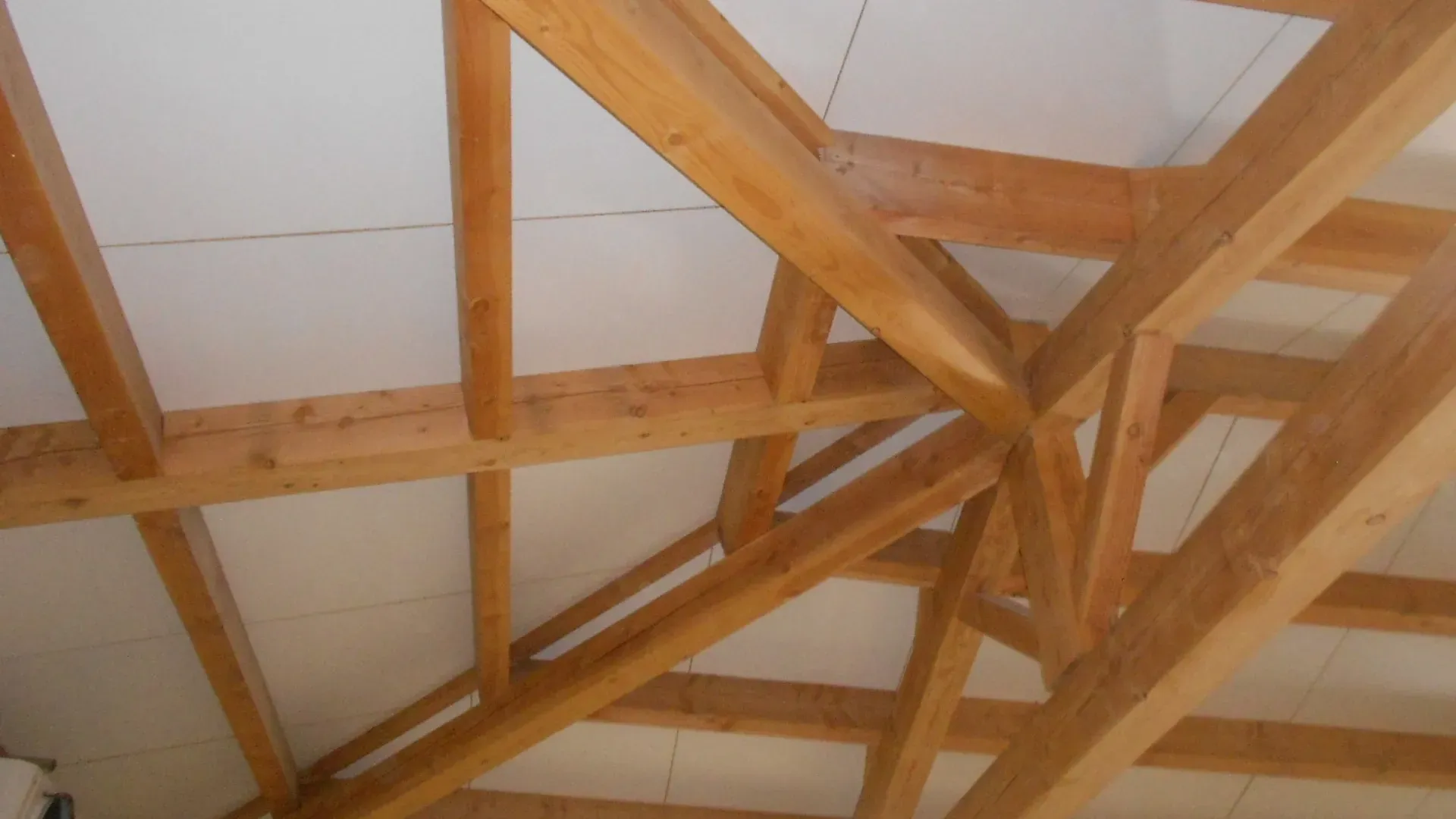 Intérieur de la charpente d'une maison