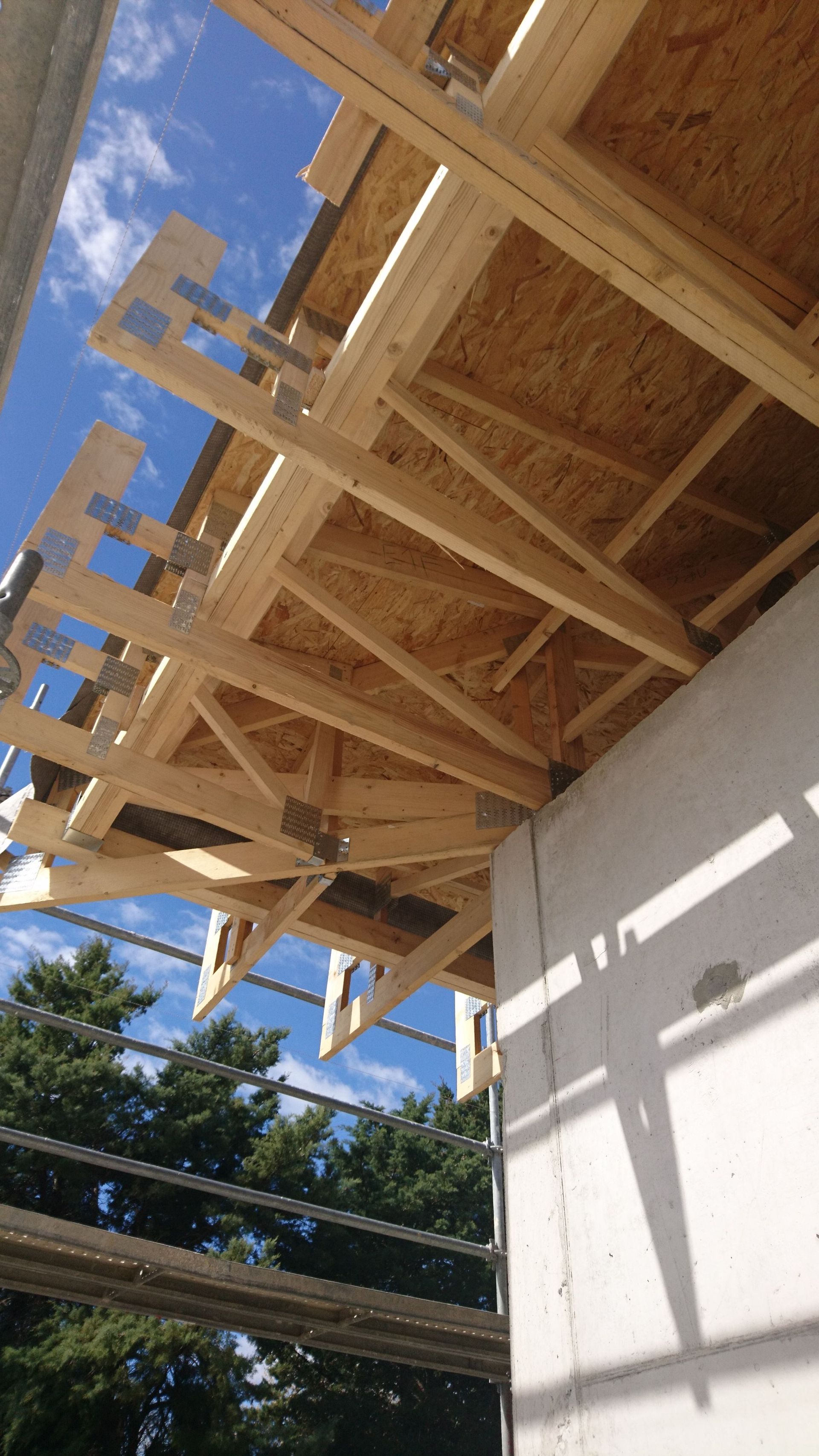 Avancée extérieure en charpente en bois