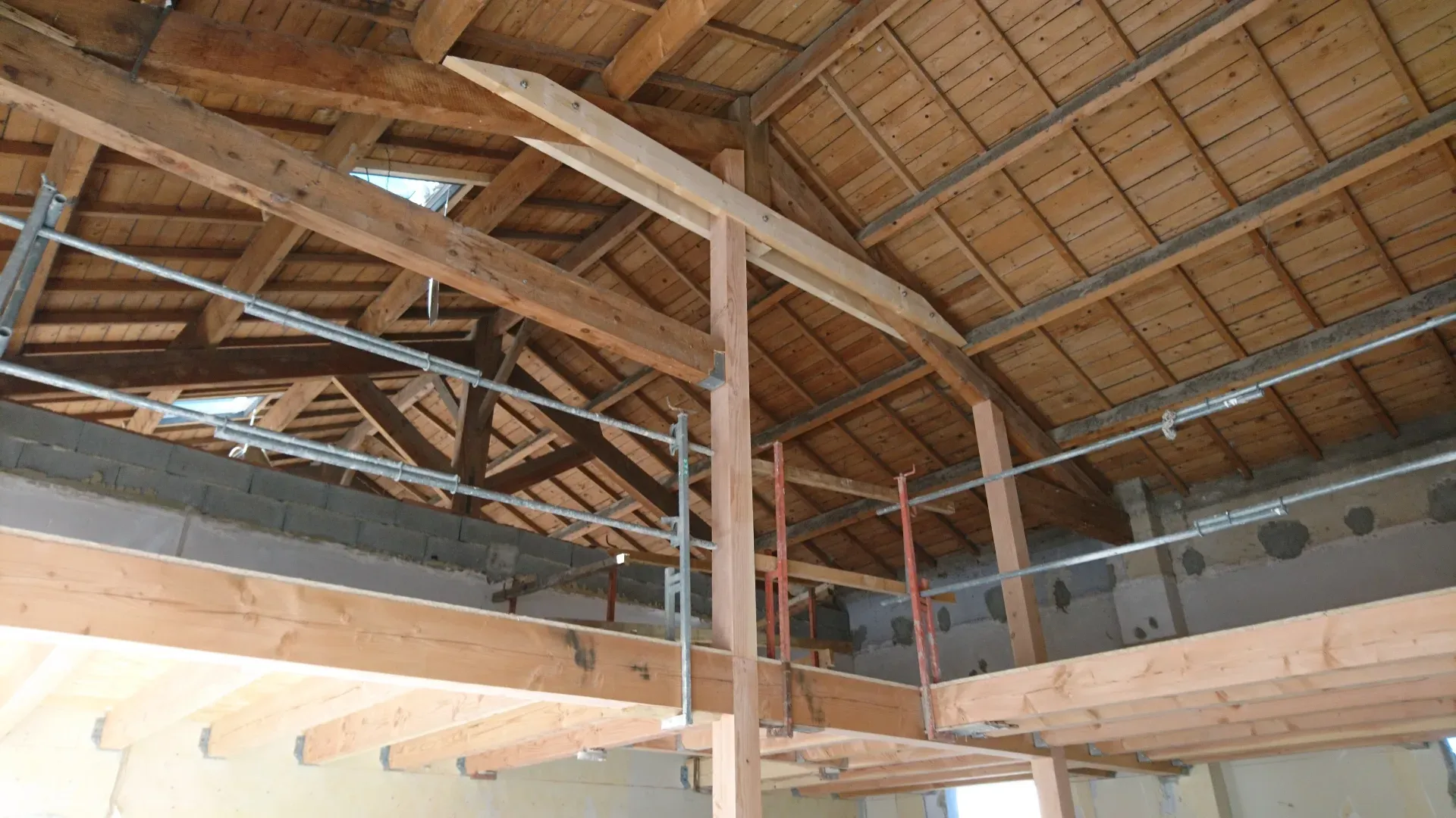 Pose d'une nouvelle poutre sur une charpente existante