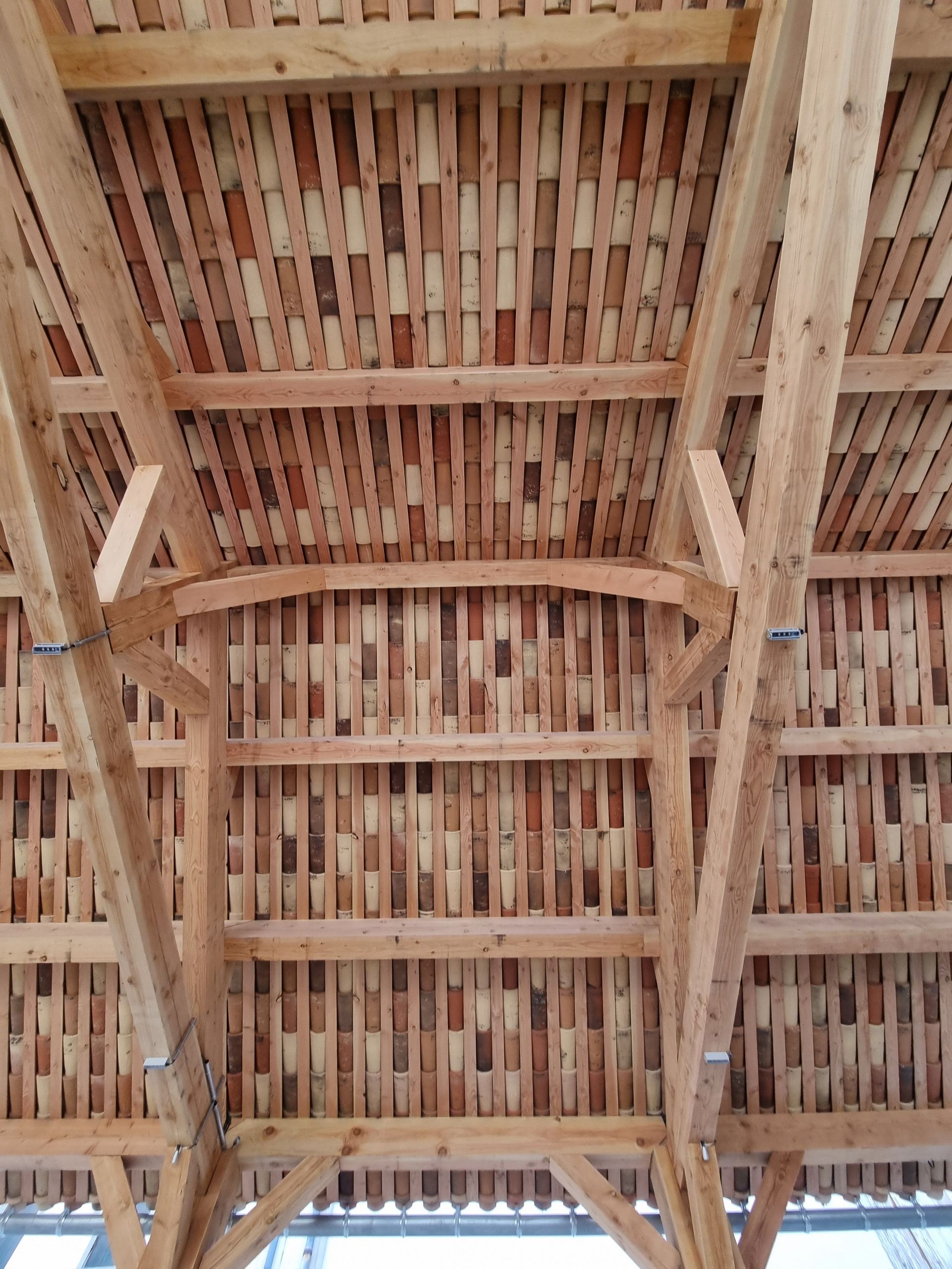 Charpente d'une grange avec tuiles
