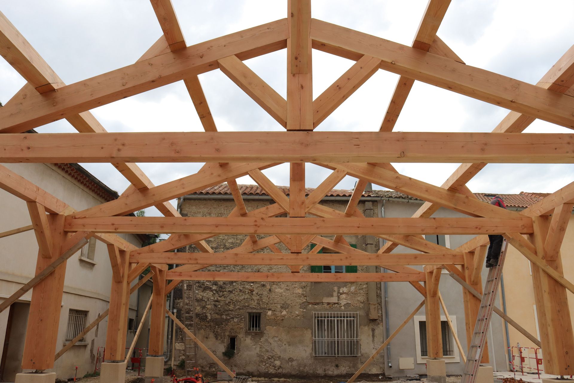 Construction d'une charpente en cours