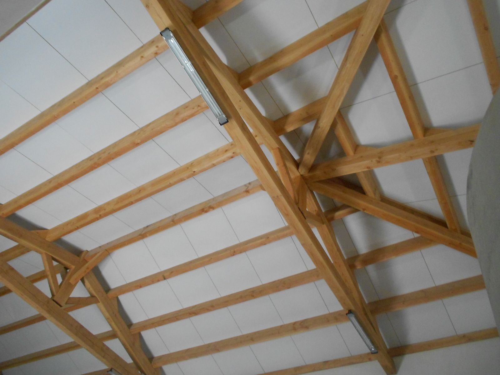 Plafond d'une maison avec charpente visible