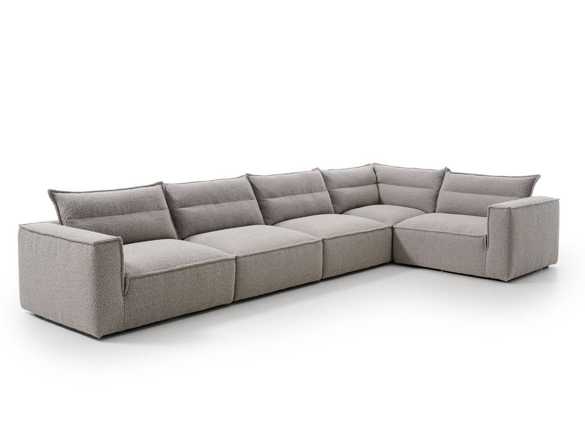 Un gran sofá seccional está sobre una superficie blanca.
