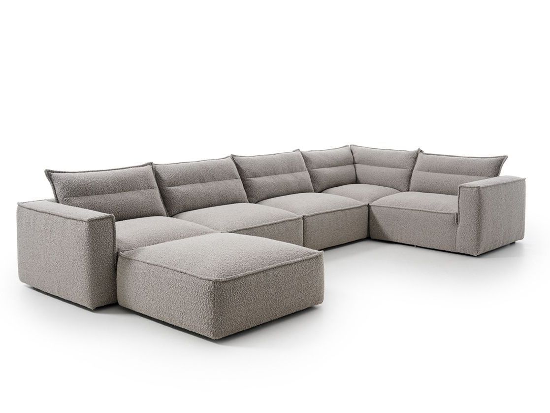 Un gran sofá seccional está sobre una superficie blanca.