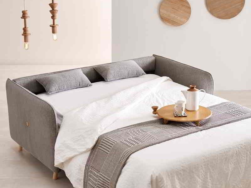 Hay un sofá que se convierte en cama.