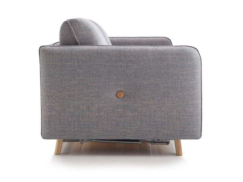 El respaldo de un sofá gris con patas de madera sobre un fondo blanco.