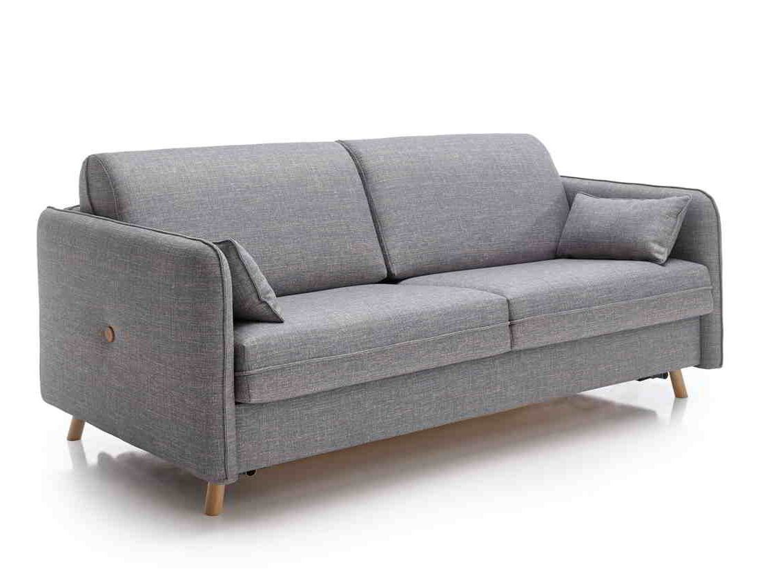 Un sofá gris con patas de madera y almohadas sobre un fondo blanco.