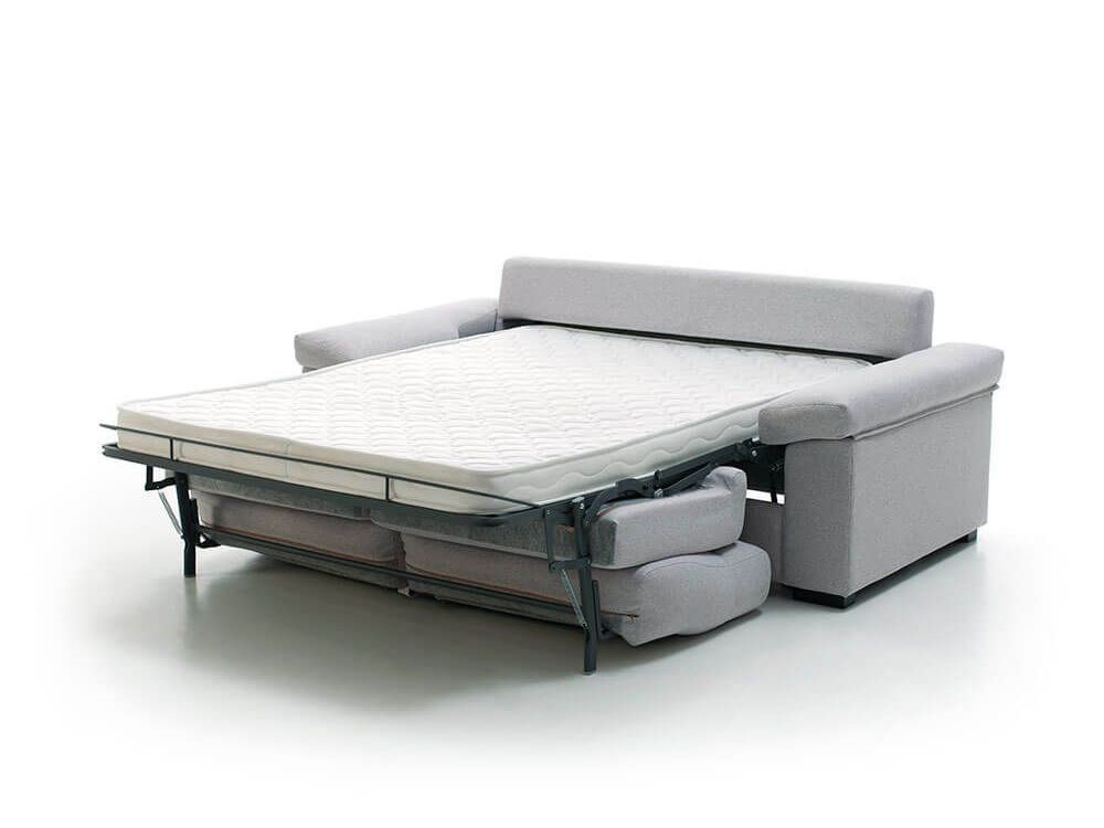 Un sofá que se ha convertido en una cama con un colchón encima.