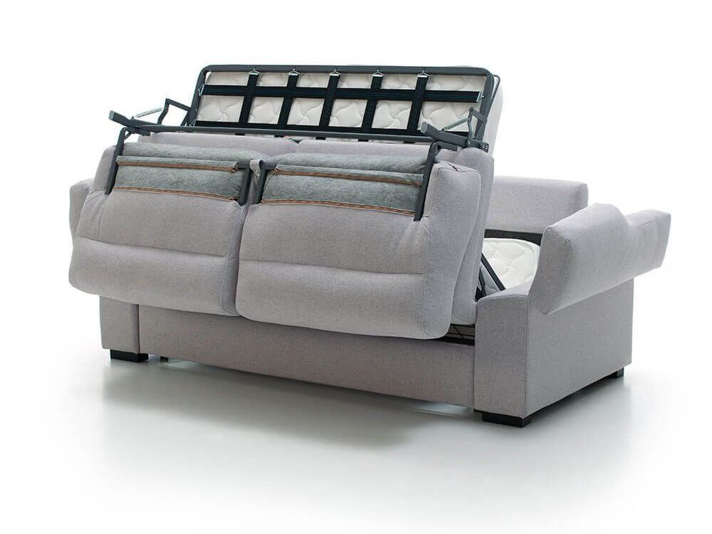 Un sofá gris con el respaldo abierto sobre un fondo blanco.