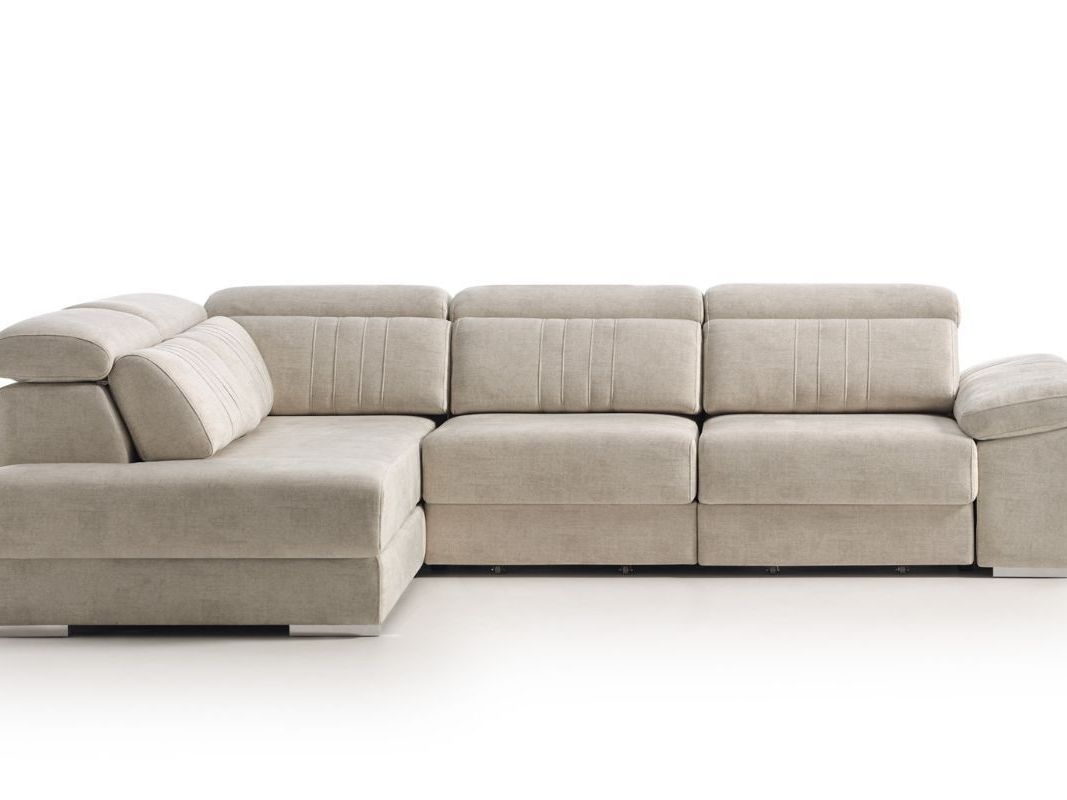 Un sofá seccional de color beige está sobre una superficie blanca.