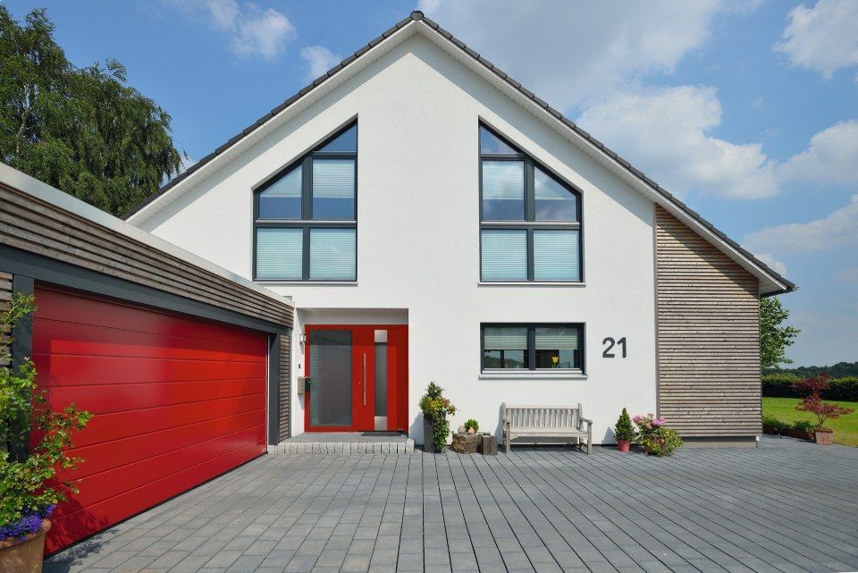 Haus mit Garagentor von der Balz & Eckert GmbH