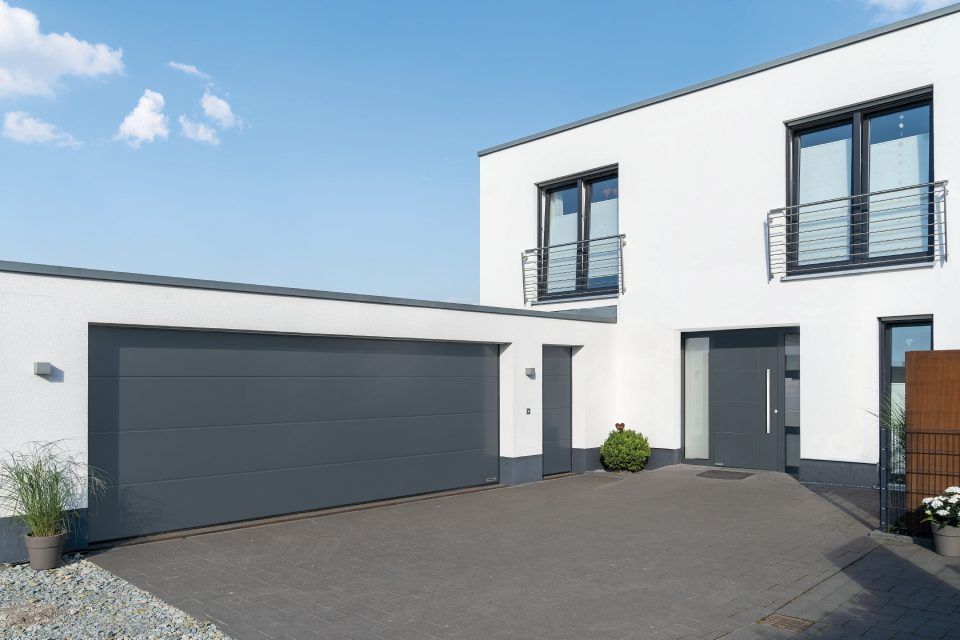 Haus mit Garagentor und Haustür von der Balz & Eckert GmbH